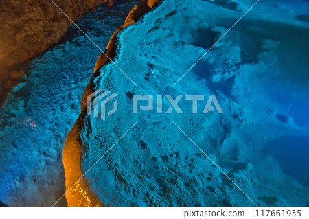 石灰岩洞穴中的藍色噴泉 117661935