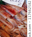 魷魚在市場上出售 117662582
