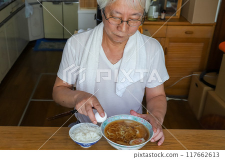 一個人住時孤獨的吃飯場景 一個人住時孤獨的吃飯場景 117662613