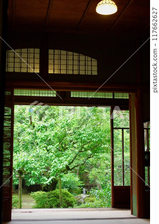 從日本房子看到美麗的新鮮綠色花園 從日本房子看到美麗的新鮮綠色花園 117662627