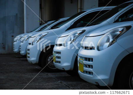 A scene of the same cars lined up 117662671