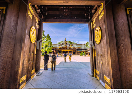 日本寒川城市景觀，相模國一宮寒川神社。從神社大門後面可以看到本殿 = 2020年7月21日 117663108