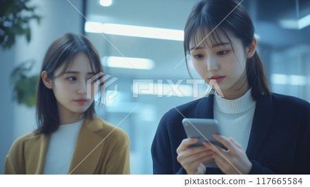 在智慧型手機上檢查日程的女商人 在智慧型手機上檢查日程的女商人 117665584