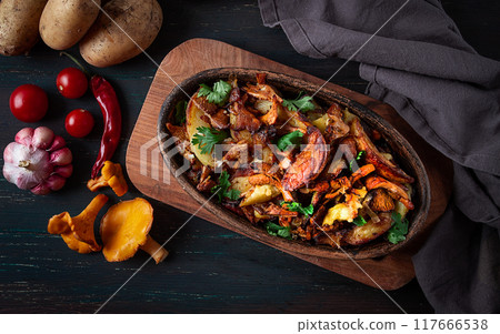 fried chanterelles with potatoes, in a clay frying pan, top view, homemade, no people, 117666538