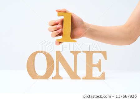 木塊上排列著數字“1”和字母“ONE” 117667920