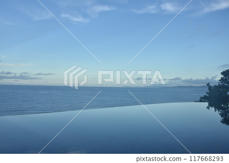 南紀白濱海和池中倒映的天空的晨景 117668293