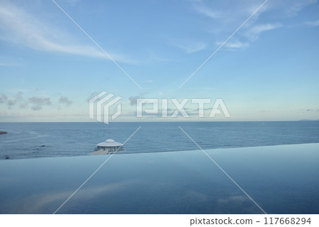 南紀白濱海和池中倒映的天空的晨景 南紀白濱海和池中倒映的天空的晨景 117668294