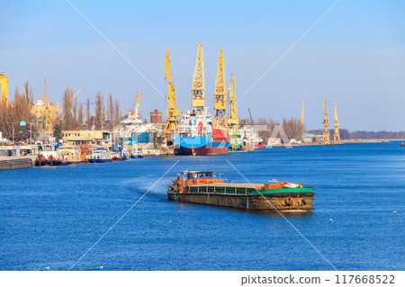 Barge sailing on the Oder river in Szczecin, Poland 117668522