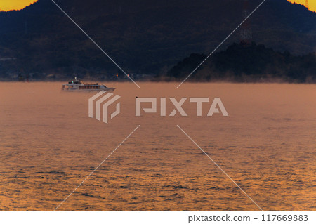 瀨戶內海的日出,海霧繚繞 瀨戶內海的日出,海霧繚繞 117669883