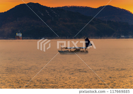 瀨戶內海的日出,海霧繚繞 瀨戶內海的日出,海霧繚繞 117669885