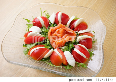 三文魚沙拉 117671178