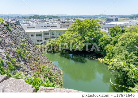 三重縣伊賀市，初夏伊賀上野城的高石牆與城堡庭院 117671646