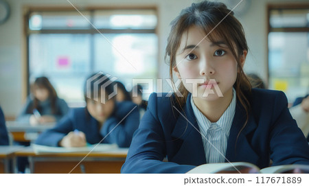 在學校教室學習的高中女孩 117671889