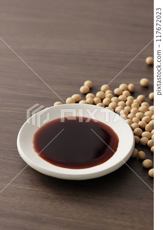 將醬油倒入盤中 117672023