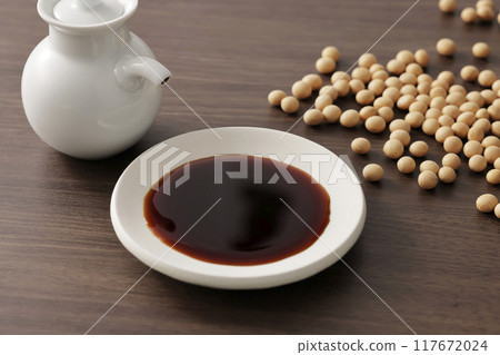 將醬油倒入盤中 117672024