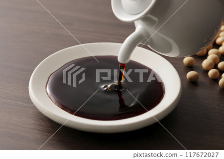 將醬油倒入盤中 117672027