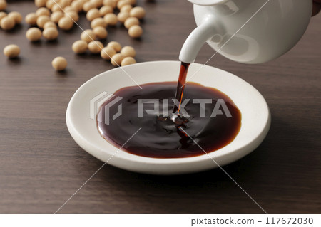 將醬油倒入盤中 117672030