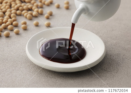 將醬油倒入盤中 117672034