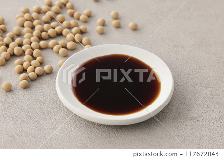 將醬油倒入盤中 117672043