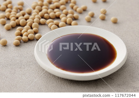 將醬油倒入盤中 117672044