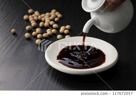 將醬油倒入盤中 將醬油倒入盤中 117672057