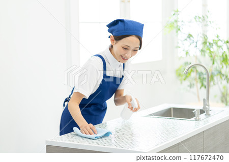 一位來自家事服務部門的女士正在打掃廚房 117672470
