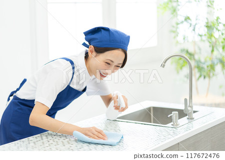 一位來自家事服務部門的女士正在打掃廚房 117672476