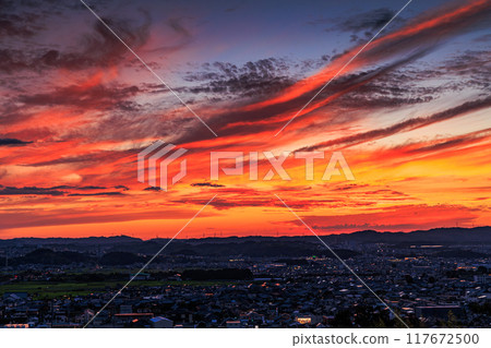 京都府最南端木津川市城山台的夜景 夕陽高潮 晚霞鋪滿天空 #10 117672500
