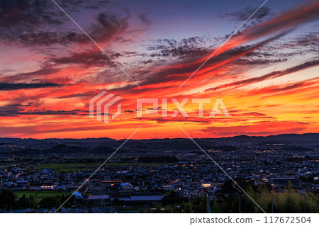 從京都府最南端木津川市城山台眺望的夜景 夕陽高潮 晚霞鋪滿天空 #14 117672504