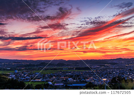 Evening view from Shiroyamadai in Kizugawa City, the southernmost part of Kyoto Prefecture. Sunset climax. Sunset clouds spreading across the sky #15 117672505