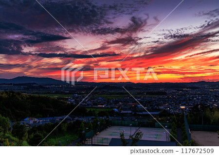 Evening view from Shiroyamadai in Kizugawa City, the southernmost part of Kyoto Prefecture. Sunset climax. Sunset clouds spreading across the sky #19 117672509