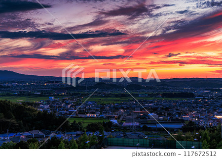 Evening view from Shiroyamadai in Kizugawa City, the southernmost part of Kyoto Prefecture. Sunset climax. Sunset clouds spreading across the sky #22 117672512