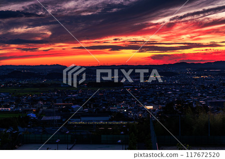 京都府最南端的木津川市城山台的黃昏景色#30 夕陽西下。 京都府最南端的木津川市城山台的黃昏景色#30 夕陽西下。 117672520