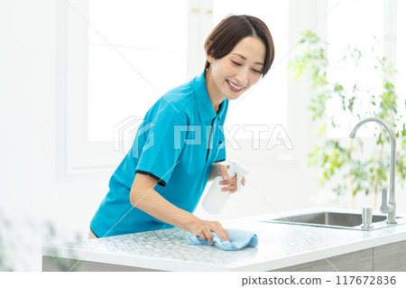 一位來自家事服務部門的女士正在打掃廚房 117672836