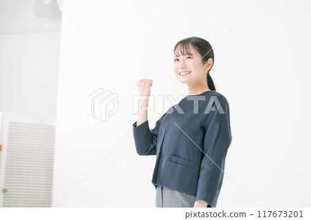 一名20多歲的女性，身穿深藍色夾克 117673201