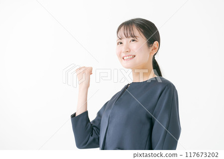 一名20多歲的女性，身穿深藍色夾克 117673202