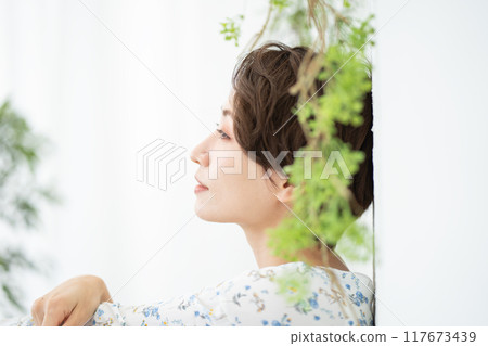 Beauty image (middle-aged woman with short hair) 117673439