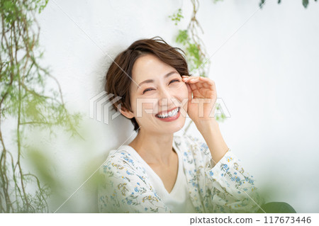 Beauty image (middle-aged woman with short hair) 117673446