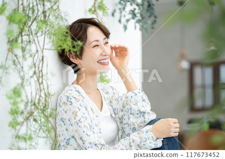 Beauty image (middle-aged woman with short hair) 117673452