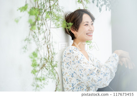 Beauty image (middle-aged woman with short hair) 117673455