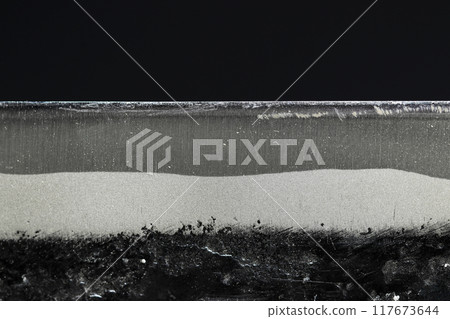 水平拍攝日本傳統鐵匠刀的邊緣、邊框和條紋圖案的黑色背景圖像素材。 117673644