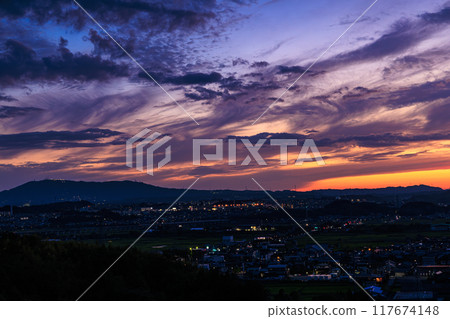 從京都府最南端的木津川市城山台眺望的夜景,天空變成深藍色,山上的夕陽映照著木津川町#1。 從京都府最南端的木津川市城山台眺望的夜景,天空變成深藍色,山上的夕陽映照著木津川町#1。 117674148