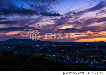 從京都府最南端的木津川市城山台眺望的夜景，天空變成深藍色，山上的夕陽映照著木津川町#4。 117674151