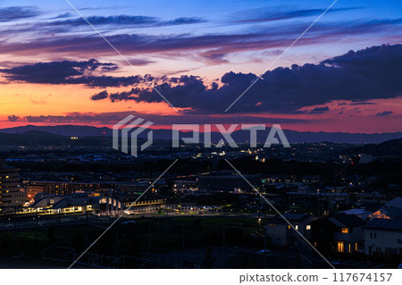 京都府最南端木津川市城山台的夜景,天空變成深藍色,山上的夕陽映照著木津町#10。 京都府最南端木津川市城山台的夜景,天空變成深藍色,山上的夕陽映照著木津町#10。 117674157