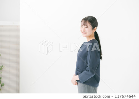 一名20多歲的女性，身穿深藍色夾克 117674644