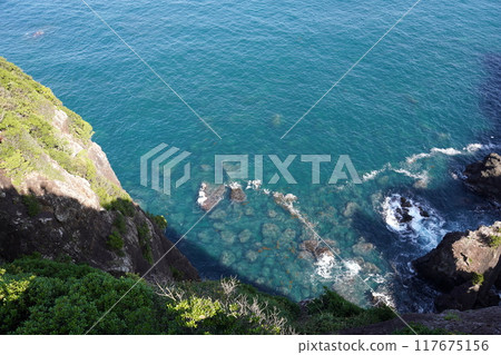 Emerald green sea 117675156