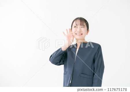 一個女人在傾聽的姿勢 117675178