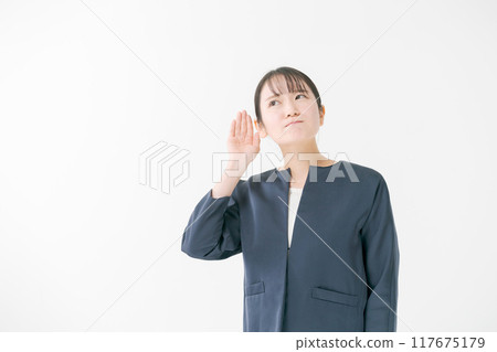 一個女人在傾聽的姿勢 117675179