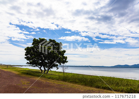 [Hokkaido_Kitami_Lake Saroma] A brackish lake separated from the Sea of Okhotsk by a sandbar. 117675218