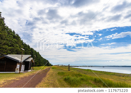[Hokkaido_Kitami_Lake Saroma] A brackish lake separated from the Sea of Okhotsk by a sandbar. 117675220